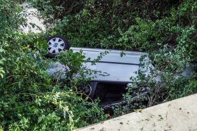 Nuertingen-Oberensingen: Pkw schanzt Abhang hinunter - Fahrer Schwerverletzt